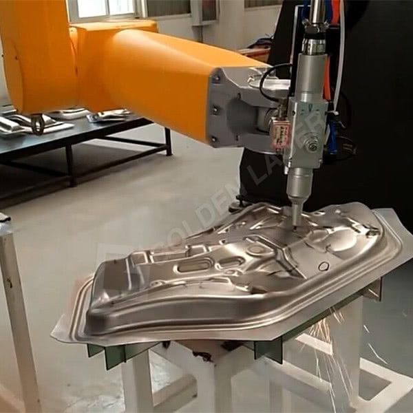 3D-Roboterarm-Laserschneider für unebene Bleche in der Automobilindustrie