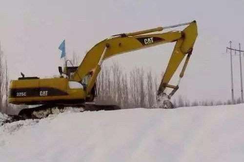 How to maintain the excavator in winter