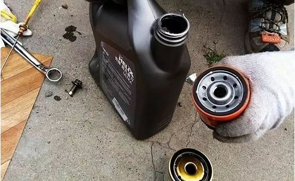 Should I change the oil filter to fill the oil first?