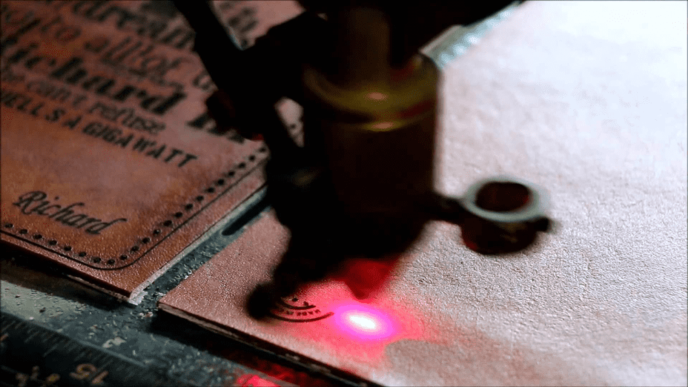 Máquina de grabado láser que procesa el proceso común de cuero