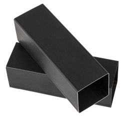 fekete négyzet alakú acélcsövek vagy csövek építőipari kellékekhez