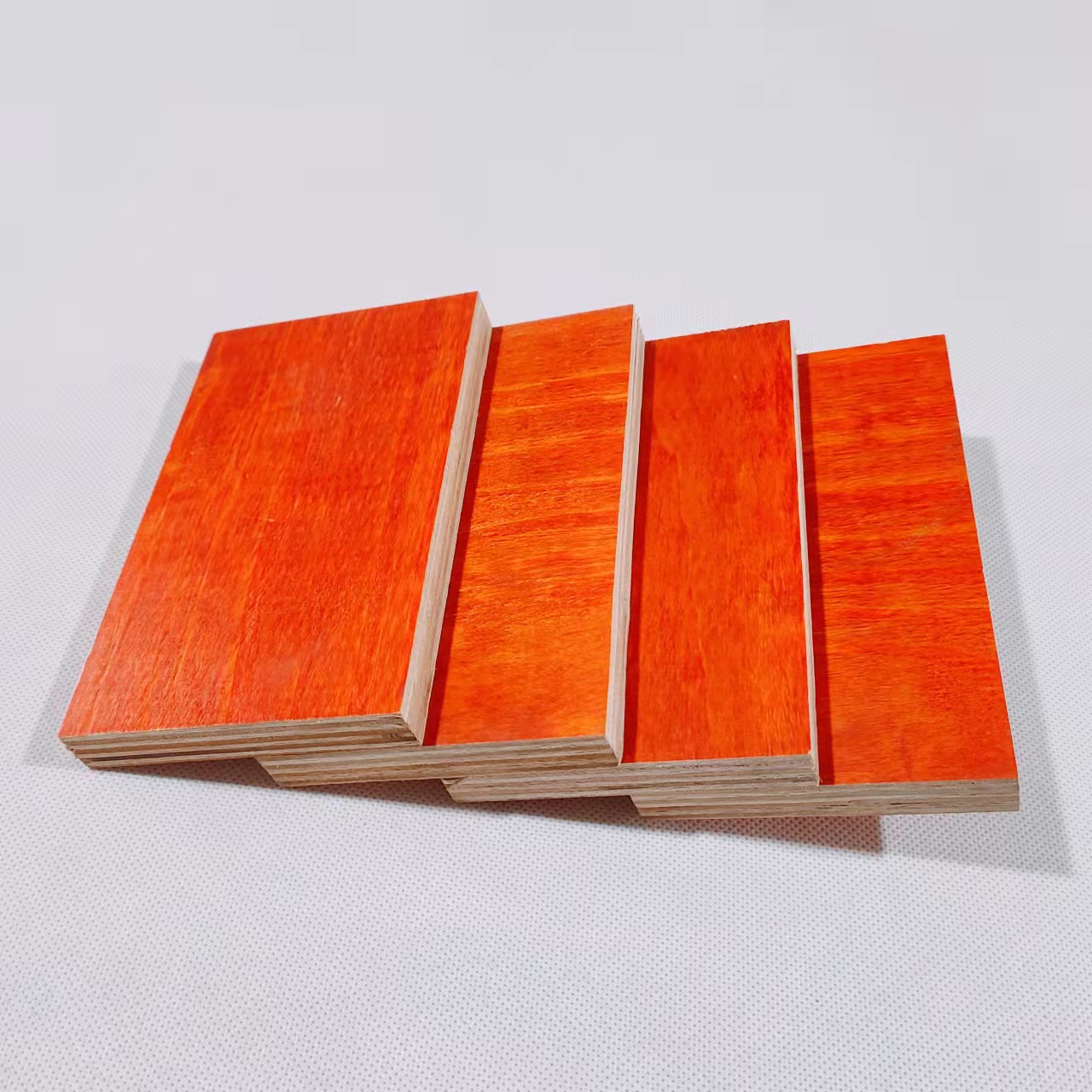 Toppkvalitets röd fanerskiva med tall och eukalyptusmaterial