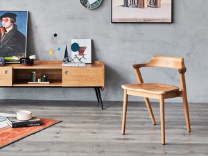 Vnútorná drevená stolička v novom dizajne
