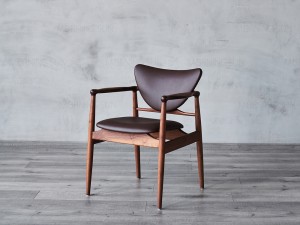 Francuska drvena fotelja sa tapaciranim foteljama
