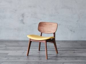 Moderná drevená jedálenská stolička s látkovým sedákom
