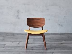 Модерен трпезариски дрвен стол со седиште од ткаенина