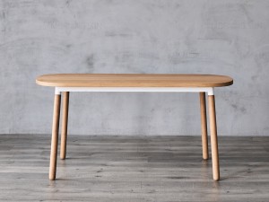 Trwały drewniany stół w formie bufetu