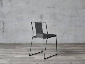 Oceľová jedálenská stolička v klasickom dizajne