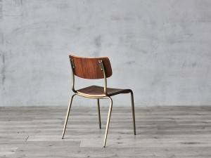 Moderni metalinė valgomojo kėdė su faneros sėdyne