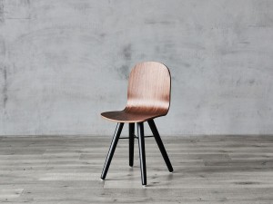 Plywood sits och rygg matstol med ben i massivt trä