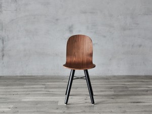 Plywood sits och rygg matstol med ben i massivt trä