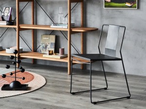 Klasická designová ocelová jídelní židle