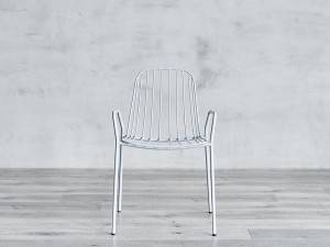 Класична челична спољна столица са руком