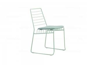 Металлический обеденный стул высокого качества на открытом воздухе