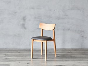 Jedálenská stolička z masívneho dreva s čalúneným sedákom