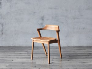 Дерев'яний стілець для приміщень нового дизайну