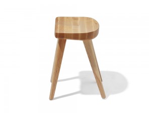 Jednoduchý styl restaurace dřevěné stoličky