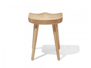 Restavracijski leseni stolčki preprostega sloga