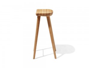 Moderna drvena barska stolica