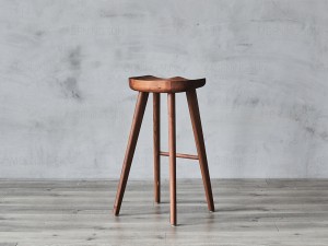 Visok stol iz masivnega lesa