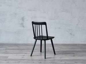Cadeira de jantar de madeira vintage de design simples