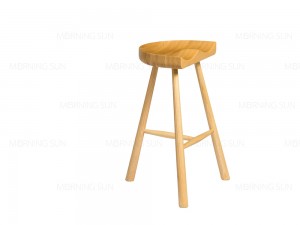 Крытый простой барный стул из массива дерева