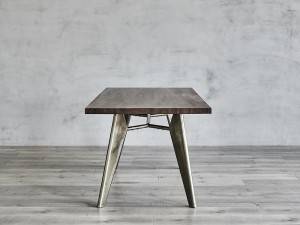 Jedilna miza v starinskem dizajnu za dom ali restavracijo