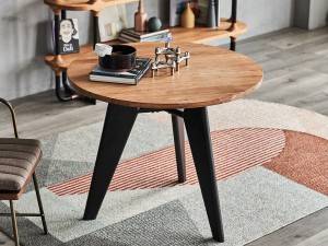 Mesa de jantar moderna com tampo de madeira maciça
