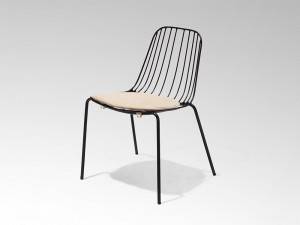Metalna vanjska stolica klasičnog dizajna