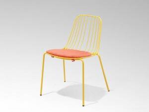 Метален външен стол с класически дизайн