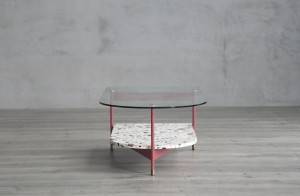 Moderno oblikovana klubska mizica iz stekla terrazzo marmorja