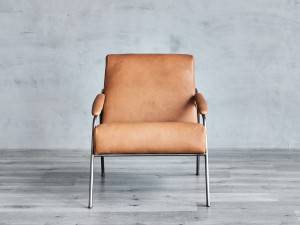 Sofá-cadeira confortável de couro com almofada
