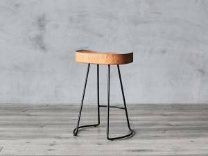 Barová židle z masivního dřeva s kovovou základnou