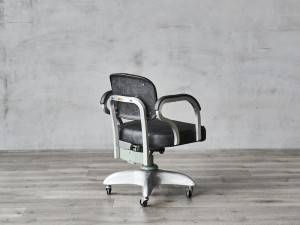 Hliníková kancelárska stolička s čalúneným operadlom a sedadlom