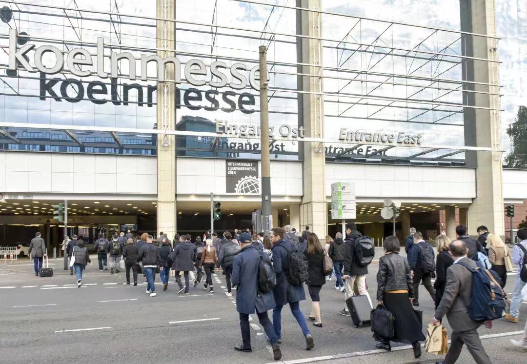 Eisenwarenmesse 2022-de howpsuzlyk ellikleri boýunça hünärmen