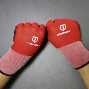 18g щампована найлонова обвивка PU ръкавици с палмово покритие