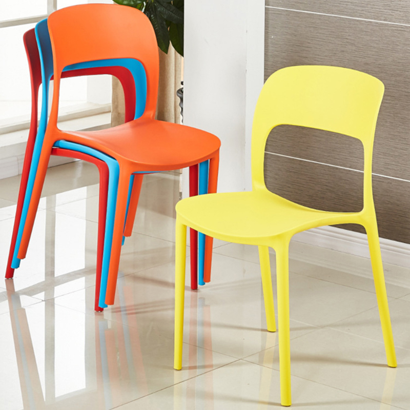 La cadira apilable PP és perfecta per a qualsevol habitació o casa dins o fora