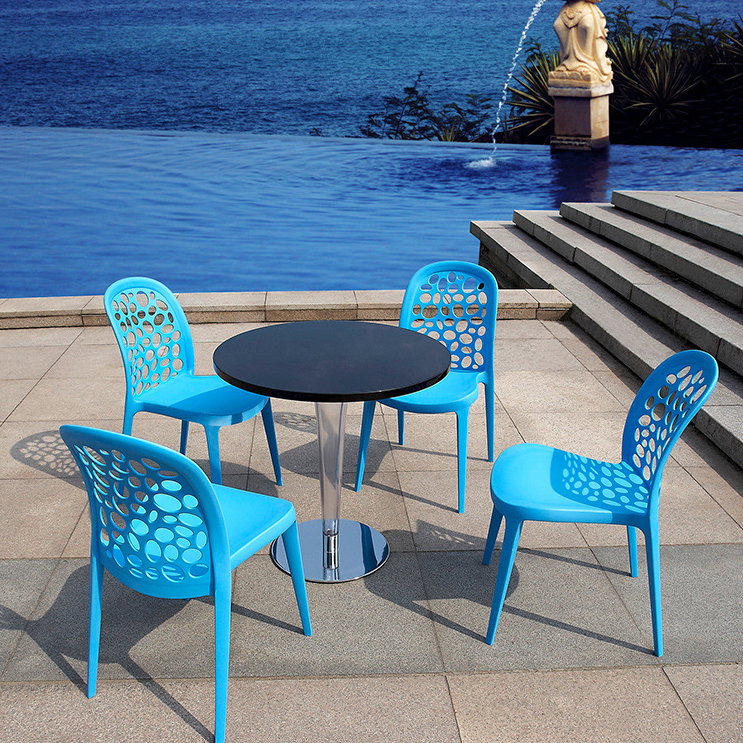 Breng een gestroomlijnde, moderne stijl in uw diner-ensemble met deze kleurrijke plastic stoelen