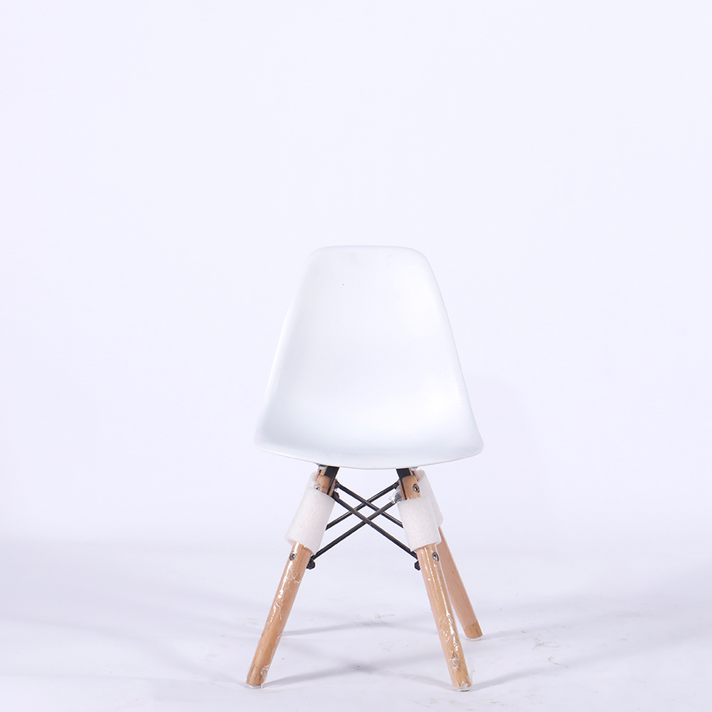 Eamesova bočna stolica s lijevanom plastičnom bazom