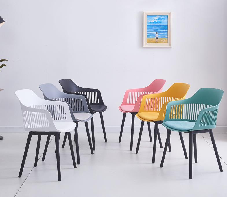 किसी भी सेटिंग के लिए एक क्लासिक डिजाइन, सफेद प्लास्टिक की कुर्सी आपके भोजन कक्ष में आराम करने के लिए एकदम सही है