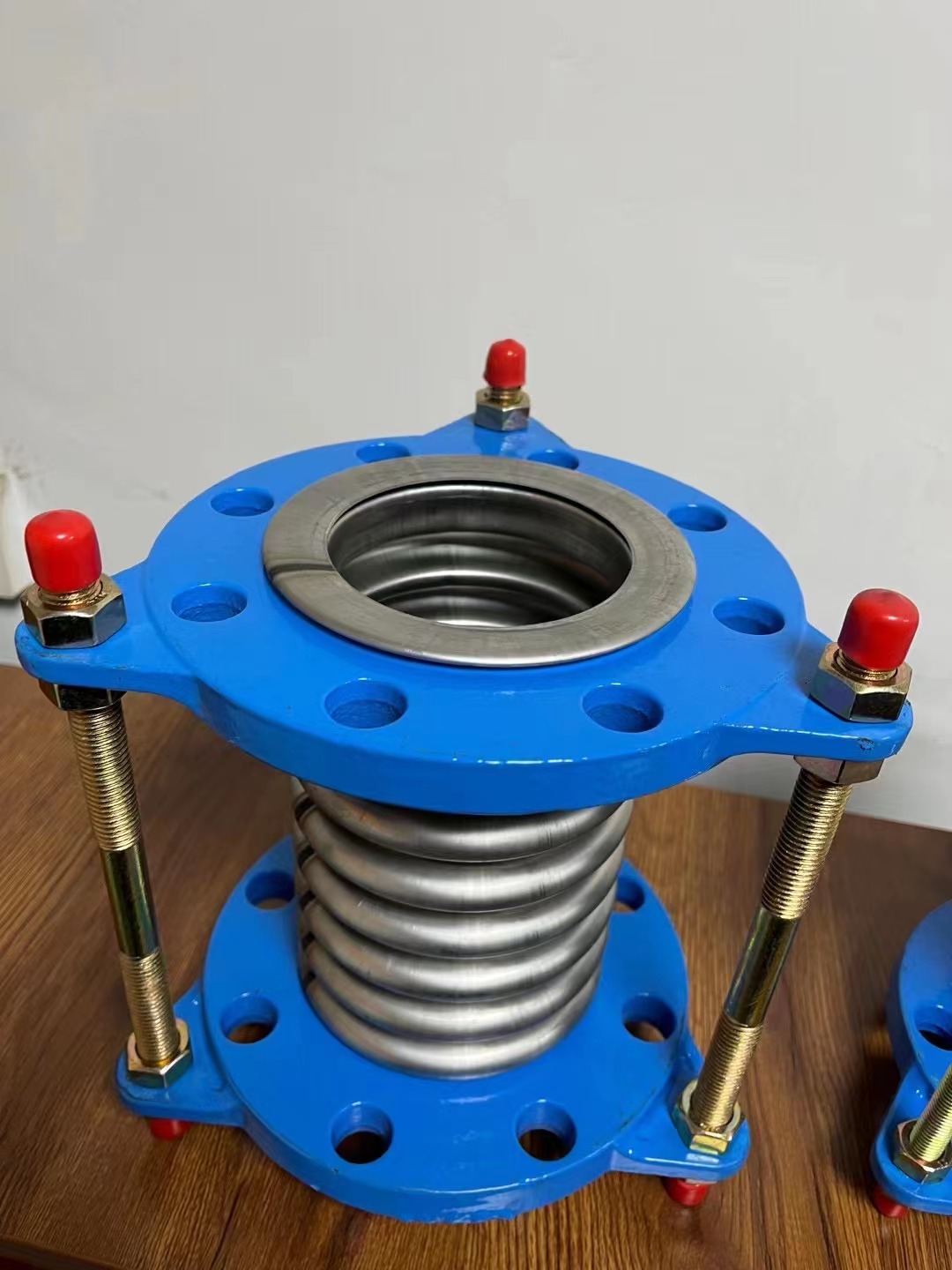 Solderless rotatable ripple compensator