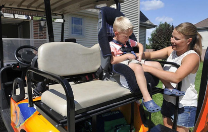 Maneres de protegir els nens i les famílies als carros de golf