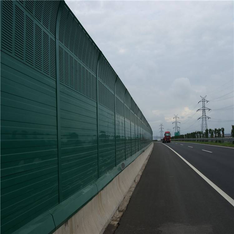 Акустична бариера со метални ролетни на тајландски автопат