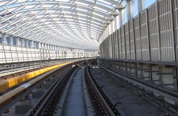 Які питання необхідно враховувати при проектуванні та монтажі звукоізоляційного бар’єру залізничного вокзалу?