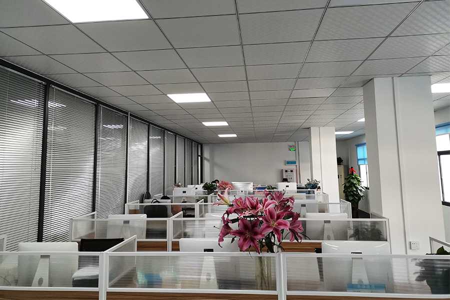 O escritório do departamento de comércio exterior é amplo e luminoso e o ambiente de trabalho é confortável