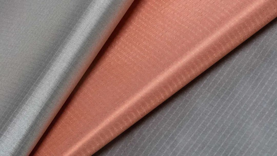 Virbereedung an Uwendung vun Uewerfläch metalliséiert funktionell Textilien