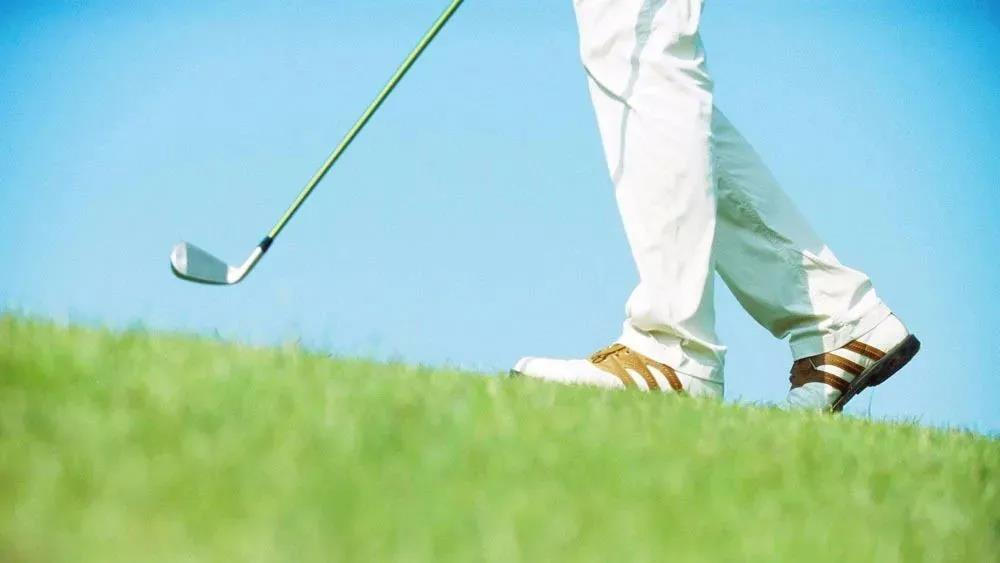 Kif tilgħab golf?