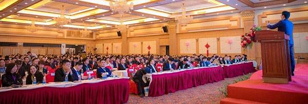 Huzheng participou no "Cumeiro de fin de ano da cadea da industria de revestimentos 2019"