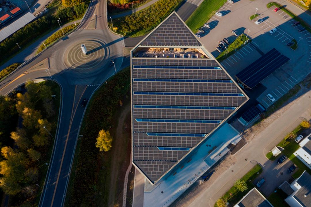 Зустрічайте електростанцію позитивної енергії з фасадом і дахом, які виробляють енергію