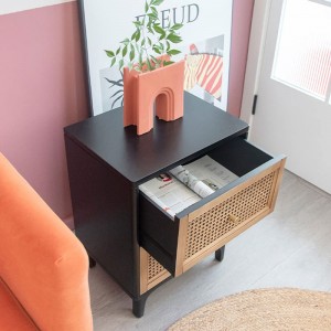 ナイトスタンド 無垢材レトロ籐ベッドサイドテーブル シングル引き出し付き 組み立て簡単 寝室やリビングルームの小さなエンドテーブルに最適